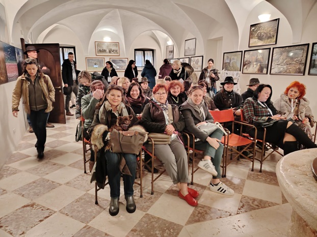 Osallistujat vierailulla mets&auml;stysmuseossa.