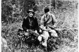 1800-luvun lopun kauneusihanteet ovat vaikuttaneet siihen, millaiseksi punaruskeana pikinokkana tunnettu suomenpystykorva muotoutui. Pystykorvauros Timi ja kaksi metsästäjää tauolla vuonna 1958 Jyväskylän Palokassa.