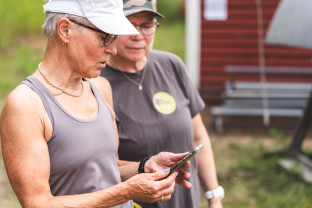 Pohjois-Savolaiset Mervi Väisänen ja Tuula Räty tarkastelevat alkukilpailujen tuloksia.