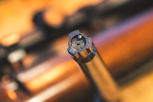 Pulttilukkoisen aseen iskuripiikin saa esille kiertämällä lukon takaosaa.
