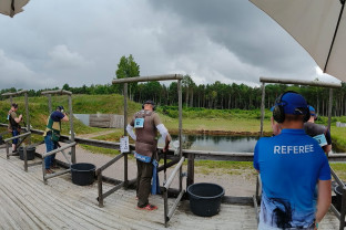 Maajoukkue ampumassa konttien p&auml;&auml;lle rakennetulta ampumapaikalta Compak 1 -osuuttaan.