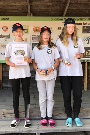 Alle 13-vuotiaiden pienoisluodikon voittajakolmikko Venla Pyykkö, Heta Launiainen ja Anni Saarelainen.