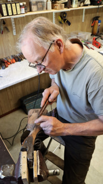 Vapensnickaren Markku Tervonen har nästan 40 års erfarenhet av att göra lämpliga vapenstockar för hand.