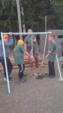 Nuoret opettelevat riistankäsittelyä jäniksillä.