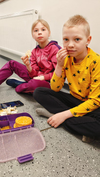 Kaksi lasta sy&ouml;m&auml;ss&auml; ev&auml;it&auml;.