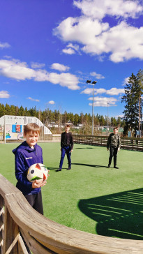 Lapsia pelaamassa jalkapalloa.