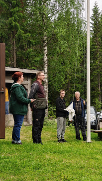 Pohjanmaan piirin puheenjohtaja Erja Pekkalan avauspuheenvuoro ja lipun nostaminen salkoon..