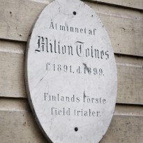 Finska Kennelklubbens Tidskriftiin ja ripusti koirastaan marmorisen muistolaatan kartanonsa ulkoseinään.
