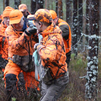 Hirvi vedetään metsästä yhteisvoimin.