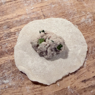 Täytettä lisätty keskelle.