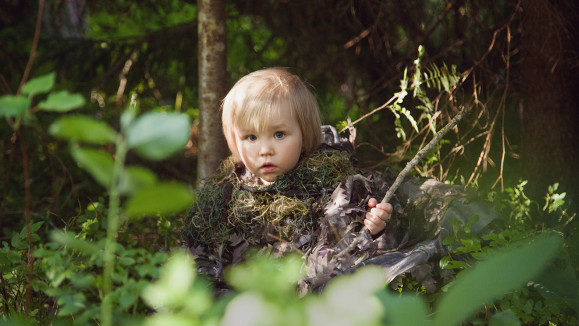 Vaalea lapsi metsässä