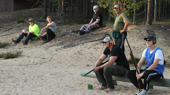 Markku Marttila (vihreässä t-paidassa keskellä) ampumaharjoituksissa nuorempien seuratovereiden kanssa.
