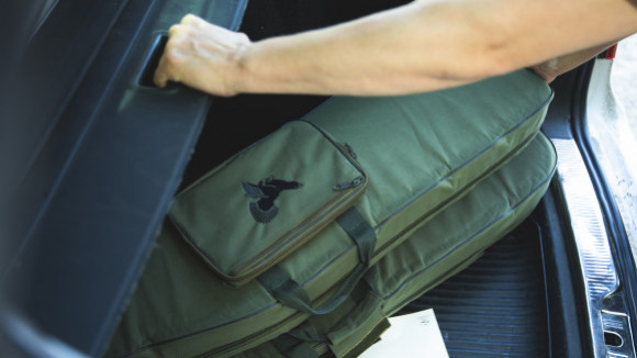 I vissa bilmodeller finns ett  utdragbart skydd över bagage- utrymmet. Vid behov kan du  lägga en filt över vapnet, om du inte kan skydda bilen mot insyn.