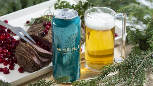 Metsästäjä-ölet till hundraårsjubileets ära säljs i halvlitersburkar med Jägarförbundets logo, färger och historia.
