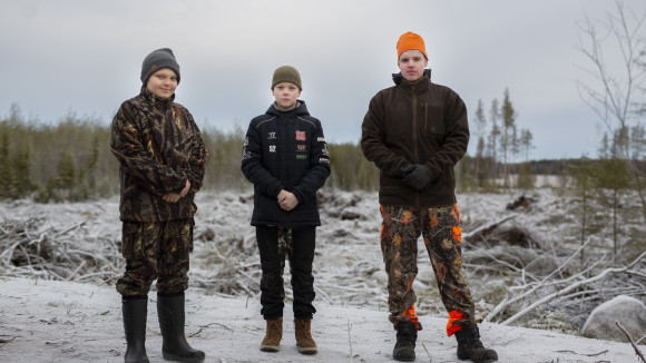 Kurikan metsästysseuran nuoria jäseniä, Petteri Teivaala (vas.), Aaro Ratavaara ja Antton Vuorenpää. Nuoret seuraan -kampanja on nuorille oiva väylä päästä metsästysseuraan.