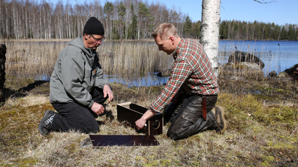 Padasjoen riistanhoitoyhdistyksen toiminnanohjaaja Markus Niemi kouluttaa mökkiläistä laatikkoraudan käyttöön. Niemi on tyytyväinen hankkeen saamasta positiivisesta vastaanotosta.
