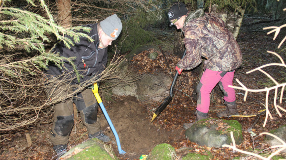 Tästä se alkaa: luolapyynnissä pysyy metsästäjäkin lämpimänä. Jenni Lindqvist ja Miia Jussila sekä alkava kaivuu-urakka.