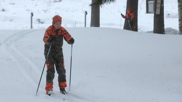Hiihtomatka on 7–9 kilometriä helpohkossa maastossa perinteisellä tyylillä. Alle 13-vuotiaat eivät kanna asetta hiihtomatkalla.