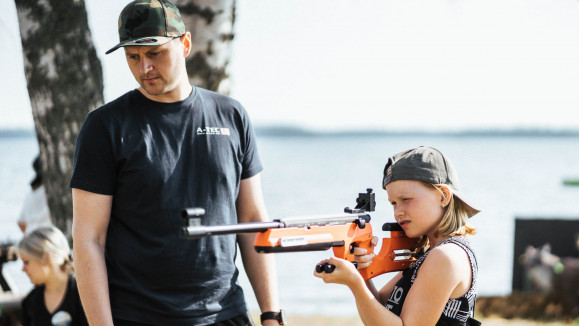 EcoAims-aseet ovat äänettömiä ja turvallisia aseita ammunnan harjoitteluun ja siihen tutustumiseen. Kuva: Harri Säynevirta.
