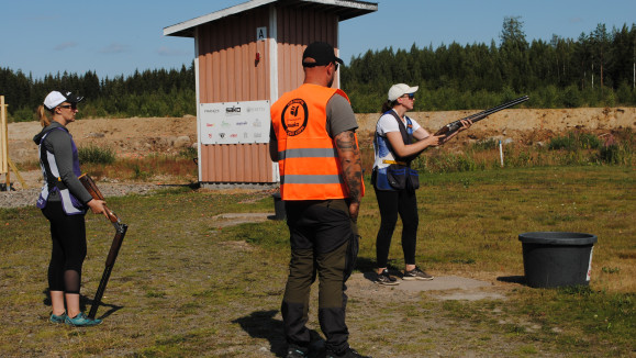 Marja Mäkelä (oik.) keskittyi suoritukseensa metsästyshaulikon naisten N-sarjassa ja Kaisa Kurki odotti omaa vuoroaan metsästysammunnan SM-kisoissa Lopella 2021. Kuva: Anna Grenfors.