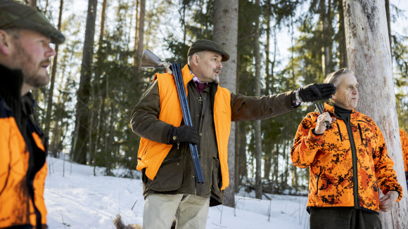 I Erkylä samlas jaktföreningen numera oftast för att jaga vitsvanshjort, men även småvilt lockar. Christian Hallberg (till vänster), Raine Moliis och Christoffer Wallgren på väg till passet.
