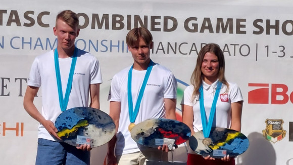 Riku Koivu hopeaa, Ville Koskinen kultaa sekä Wiktoria Wlodarczyk pronssia nuorten sarjan yhdistelmäammunnassa.