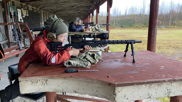 Jaakko Toppari suoritti metsästäjätutkinnon jo 6-vuotiaana. Kuvassa hän on kohdistamassa asetta. Taustalla äiti Ina. Kuva: Antti Toppari