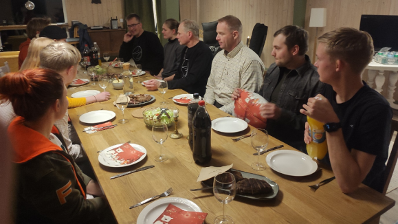 Ruotsalaisnuorten valmistama illallinen syötiin lauantai-iltana juhlallisissa merkeissä.   Nuorten lisäksi kuvassa näkyvät vaihtojahtiprojektin järjestäjinä toimineet Marko Laine, Ilkka Kärppälä, Karl-Johan Brindbergs ja Saila Larsson.