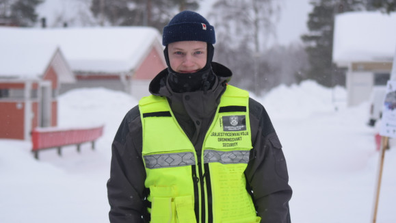 Touko Keränen oli suorittamassa näyttöä Kainuun ammattiopiston turvallisuusopinnoissa. Opiskelijat vastasivat kilpailun liikennejärjestelyistä ja turvallisuudesta.