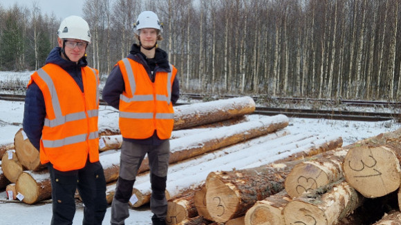Stålhageltestet utfördes som slutarbete av studerandena Samuel Seppälä (till vänster) och Bruno Nuhkola vid skogsinstitutet Evo vid Tavastlands yrkeshögskola. Bild: Timo Leskinen.