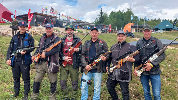 Suomen joukkue on juuri saanut toisenkin luodikkoammuntaosuutensa ammuttua. Vasemmalta Ville Määttänen, Pekka Hautamäki, Frank Stenman, Kalle Mäkinen, Pekka Seppä sekä Juho Ylijoki.  