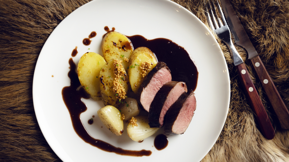 Sous vide peuraa, perunoita ja kastiketta lautasella