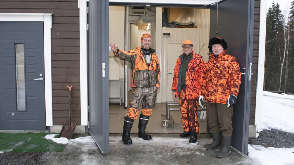 Metsästäjät esittelevät seuran uutta lahtivajaa.