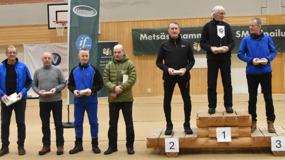 Hirvenhiihdon M70-kilpasarjan palkitsemistilaisuus.