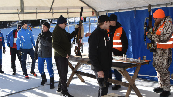Kilpailijoiden aseiden tarkastus.