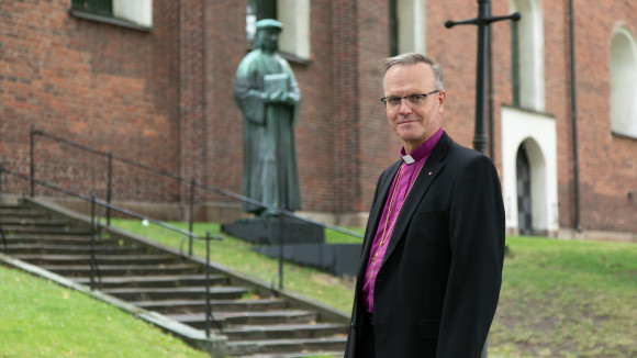 Arkkipiispa Jari Luoma Turun tuomiokirkon ulkopuolella.
