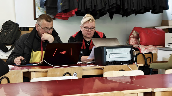 Toimitsijat työssään.