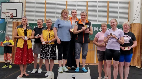 Naisten joukkuekilpailun palkitut kilpailijat.