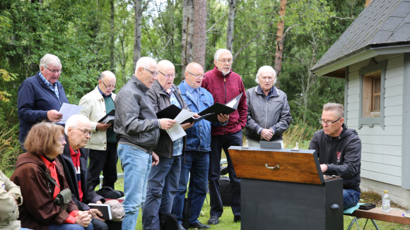 Veteraanikuoro esiintymässä.
