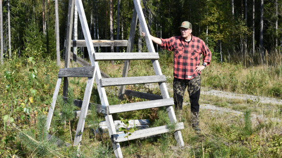 Marko Laine vid det saboterade älgtornet där han skadade sig.