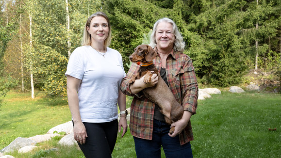 Mari Skogsberg, Viivi Mutanen ja mäyräkoira Teuvo.