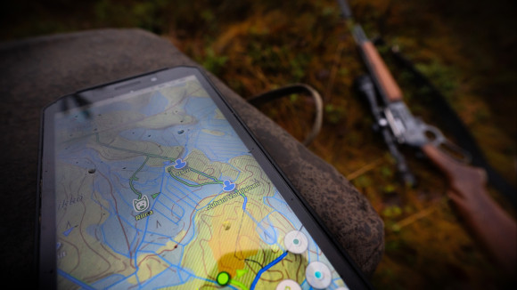 Paikannussovellus puhelimen näytöllä.