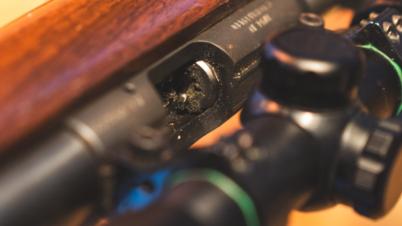 Smutsigt miniatyrgevär.