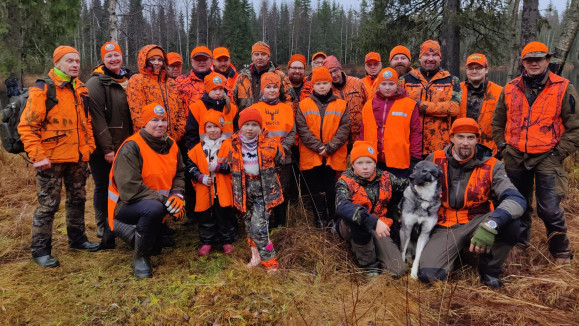 Ryhmäkuva osallistujista.