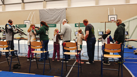 Ilmaluodikkokisaajia.