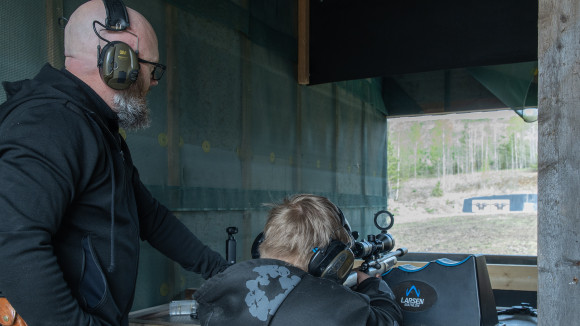 Jari Sn&auml;ll opastaa Samu Hietasta.