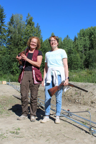 Raisa Kiesi ja Satu Koskela osallistuvat ensimmäiseen Uuden metsästäjän koulutuspilottiin. Toiveena on, että metsästyksestä tulisi heille uusi, antoisa harrastus.