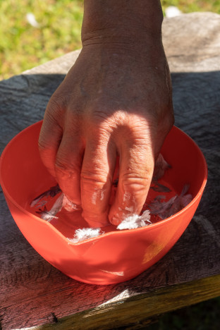 4. Hyvä apuväline on vesiastia, johon voit kastaa välillä sormet. Samalla höyhenet irtoavat kädestä näppärästi.