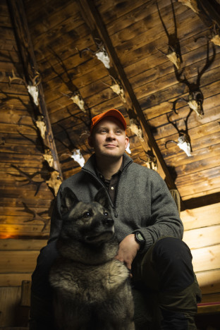För Eetu Kallioinen är jakthundarna en viktig del av hobbyverksamheten. Kallioinen har själv fått tillfälle att skjuta tre älgar för sin åttaåriga norska älghund Turo.