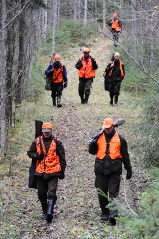 Turvaoranssi vaatetus on turvallisuustekijä: metsästäjä sekä näkee että näkyy.